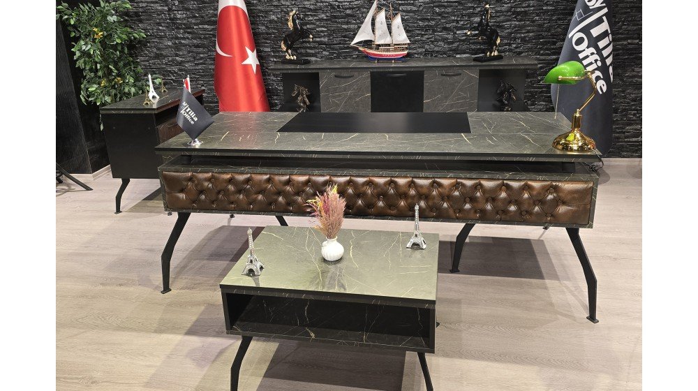  Kişiselleştirilebilir yönetici masa takımı, kapitoneli ön paneli, mermer desenli tablası ve metal ayakları ile modern ofis ortamında sergileniyor. Yeşil, bordo, gri ve kahve renk seçenekleri mevcuttur.